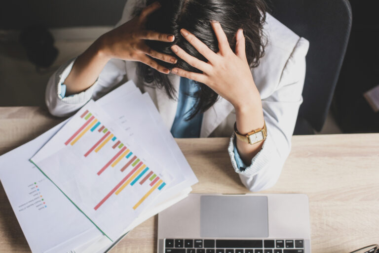 stressed-business-woman-, Stressbewältigung Stress Business, Resilienz stärken Erwachsene