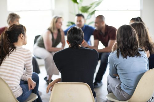 Diverse people in a supporting group Unternehmensresilienz, Resilienz stärken im Unternehmen