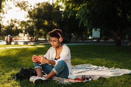 Woman outdoors in park Natur, Draußen, Resilienz, Salutogenese, Ressourcen, Stressbewältigung